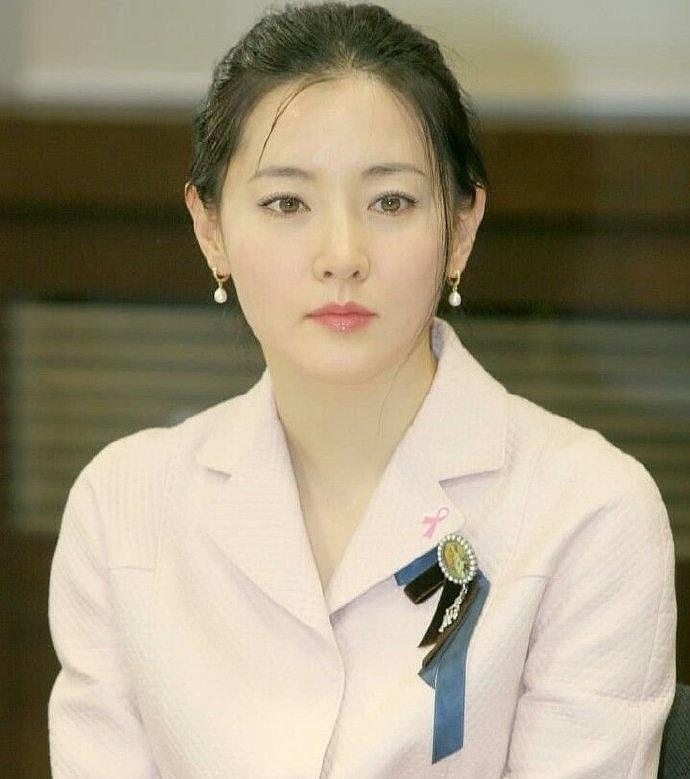 韩国知名女星，等待家长观摩课时，在孩子学校弹钢琴 - 5