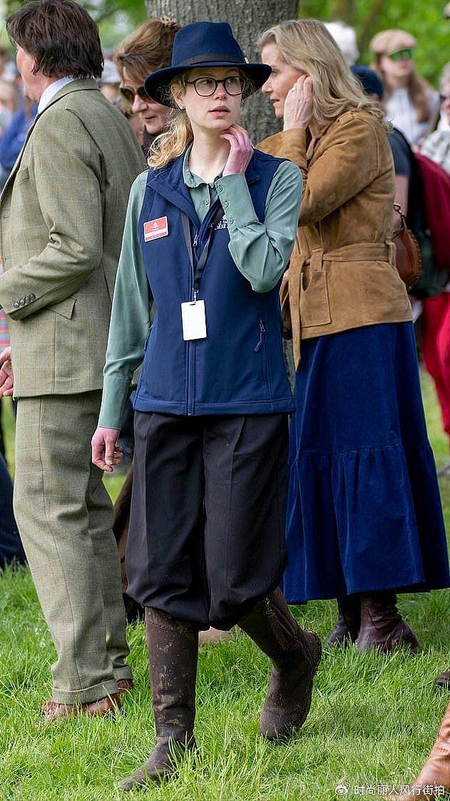 英王室苏菲王妃一家四口亮相赛马会！被16岁小儿子帅到，颜值担当 - 5