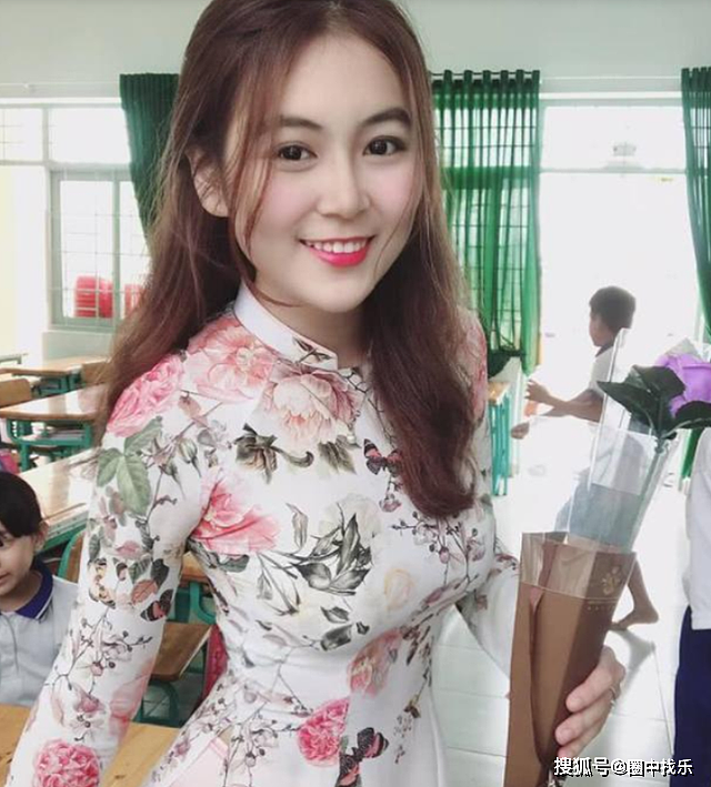 越南女老师网络走红，长相甜美，穿旗袍凸显好身材，让人羡慕 - 2