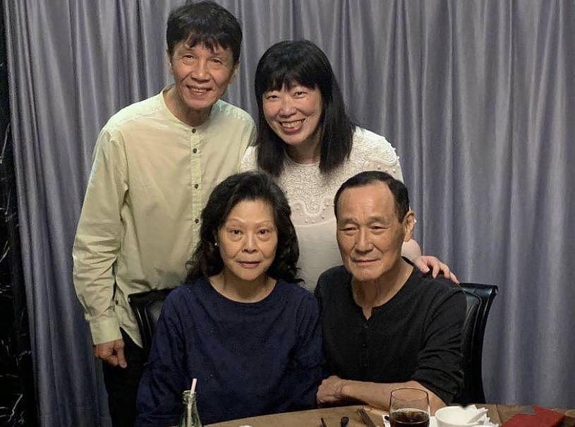 香港武打巨星患肺癌后罕见露面，眉毛几乎全白，77岁才注册结婚 - 4