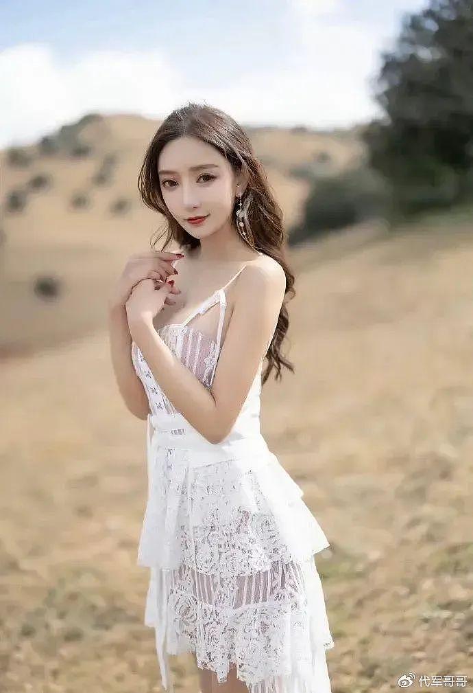 美女模特王馨瑶：一袭高开叉黑裙，身材火辣，堪称人间极品 - 5