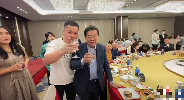 中国首善曹德旺曝近况，现身酒会喝10元矿泉水，与众网红合影敬酒 - 10