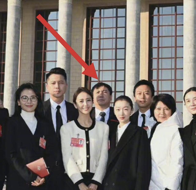 黄晓明晒照庆祝文代会闭幕，被选为委员会委员，感慨像回到学生时代 - 11