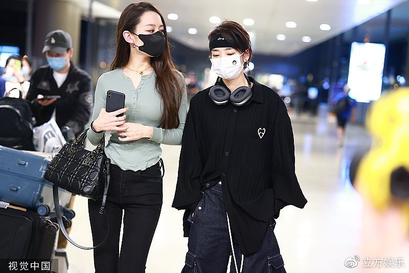 吉娜与刘雅瑟深夜抵达机场 两人妆容精致气质出众 - 1