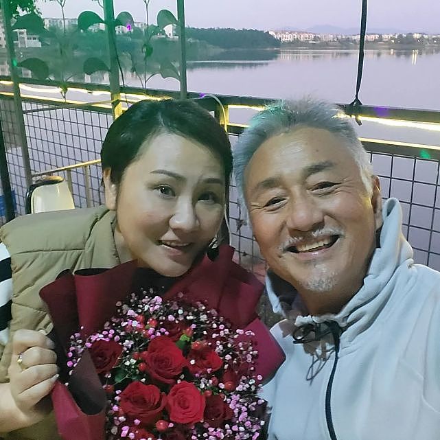 TVB老戏骨吴岱融送鲜花为老婆庆生 夫妻俩甜蜜搂在一起切蛋糕 - 4