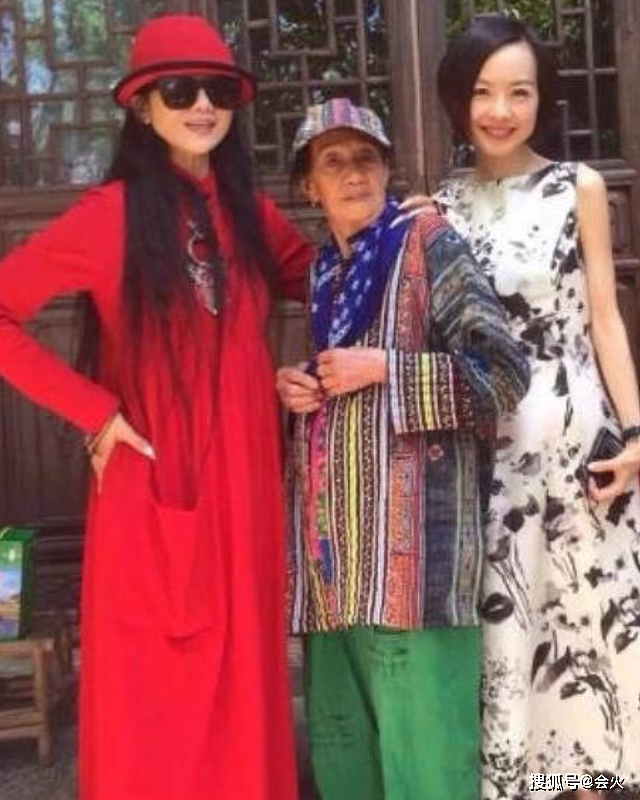 杨丽萍回家看妈妈，80岁母亲穿一双棉鞋，佝偻送别女儿拉着手不放 - 4