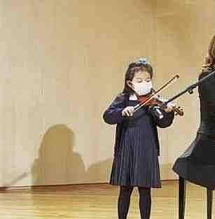 霍启刚4岁女儿首登台，长发披肩拉小提琴毫不怯场，初显名媛气质 - 2