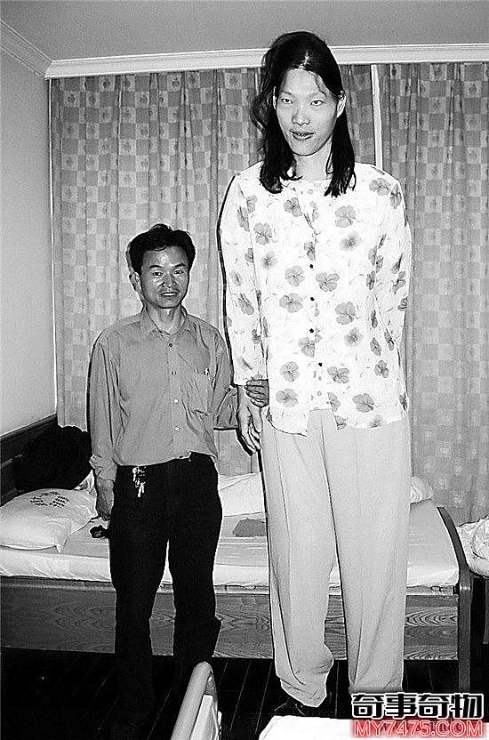 最高的女人姚德芬身高2米36（中国女巨人姚德芬身高）