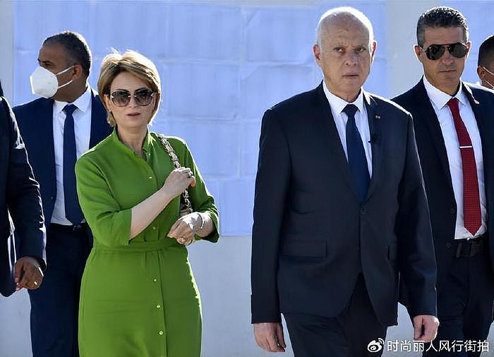 突尼斯总统夫妇访华！第一夫人刚到机场就把人美到，紫裙太惊艳了 - 11