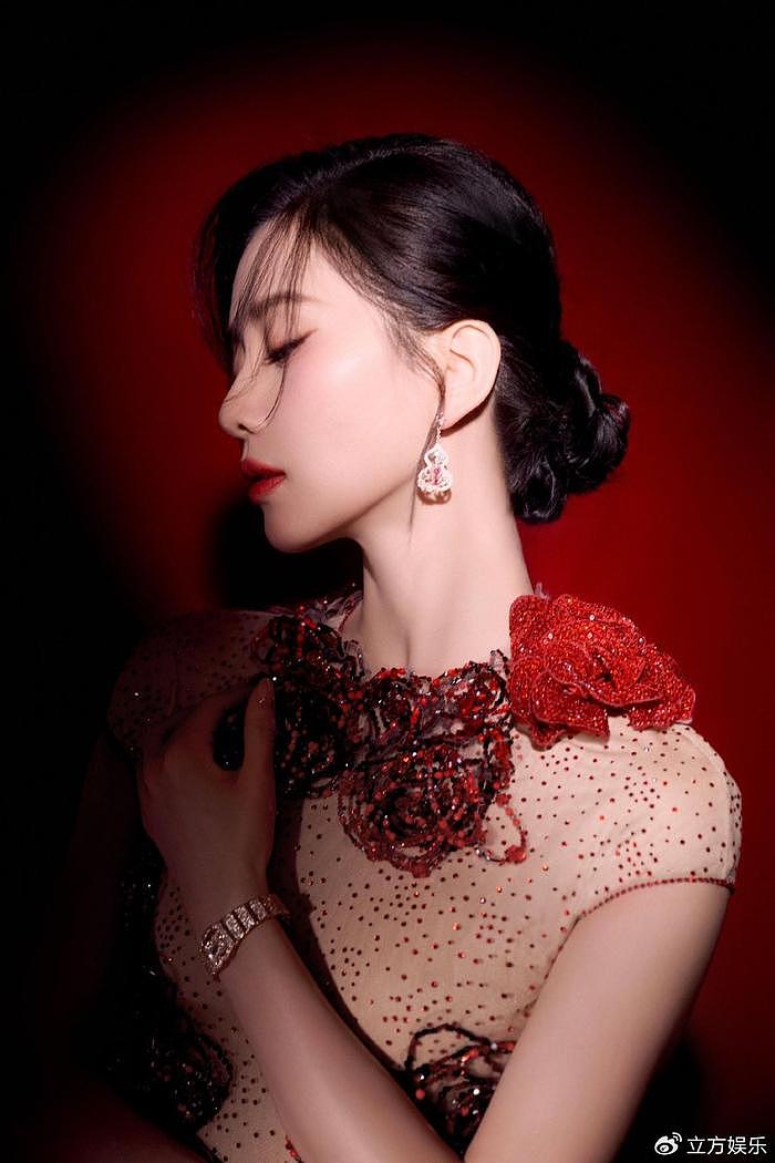 刘诗诗身穿长裙红玫瑰点缀 举止温柔优雅热烈惊艳 - 2