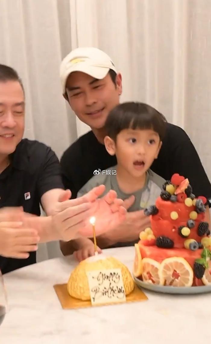 三代同堂开心庆祝！陈凯琳和儿子们亲手制作水果蛋糕为郑嘉颖庆生 - 11