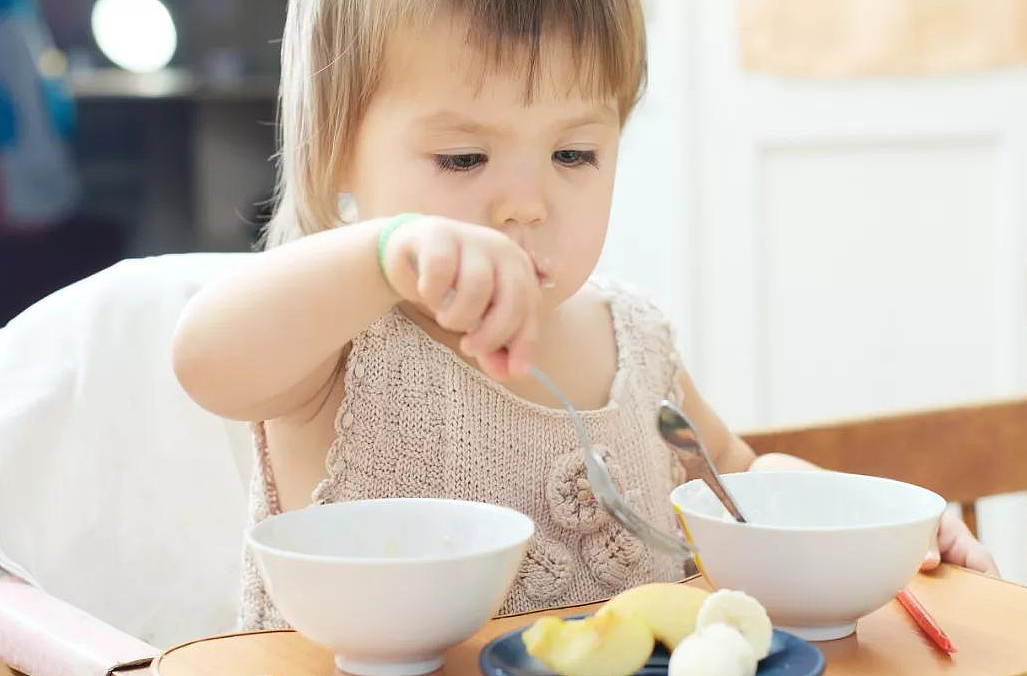 宝宝开始吃辅食后，喂奶量如何变化才合适？家长要根据月龄来判断 - 7