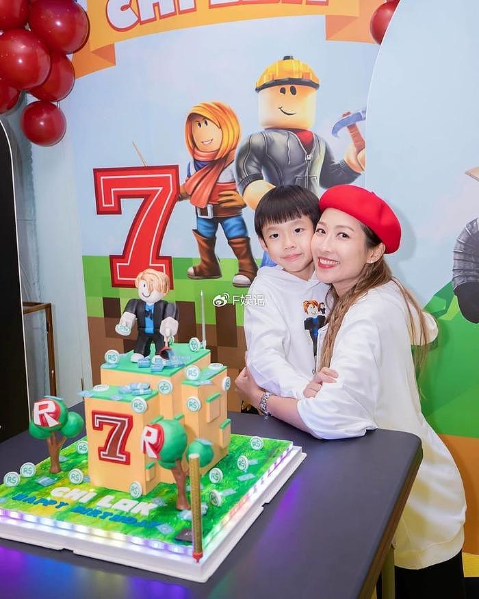 陈敏之为儿子开派对庆祝7岁生日 一家三口穿亲子装难得晒全家福 - 1