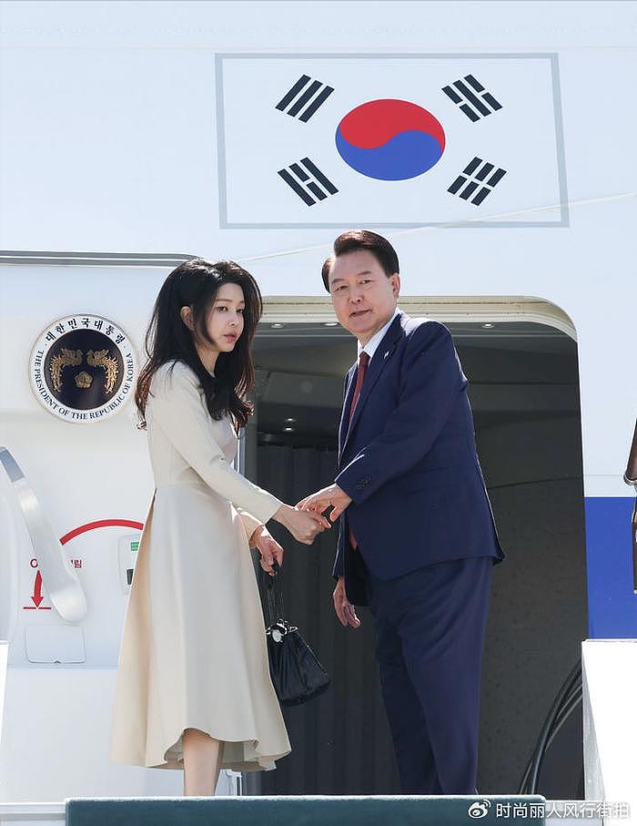 韩国第一夫人结束访问中亚三国！穿黑白灰抵达韩国，脸怎么浮肿了 - 14