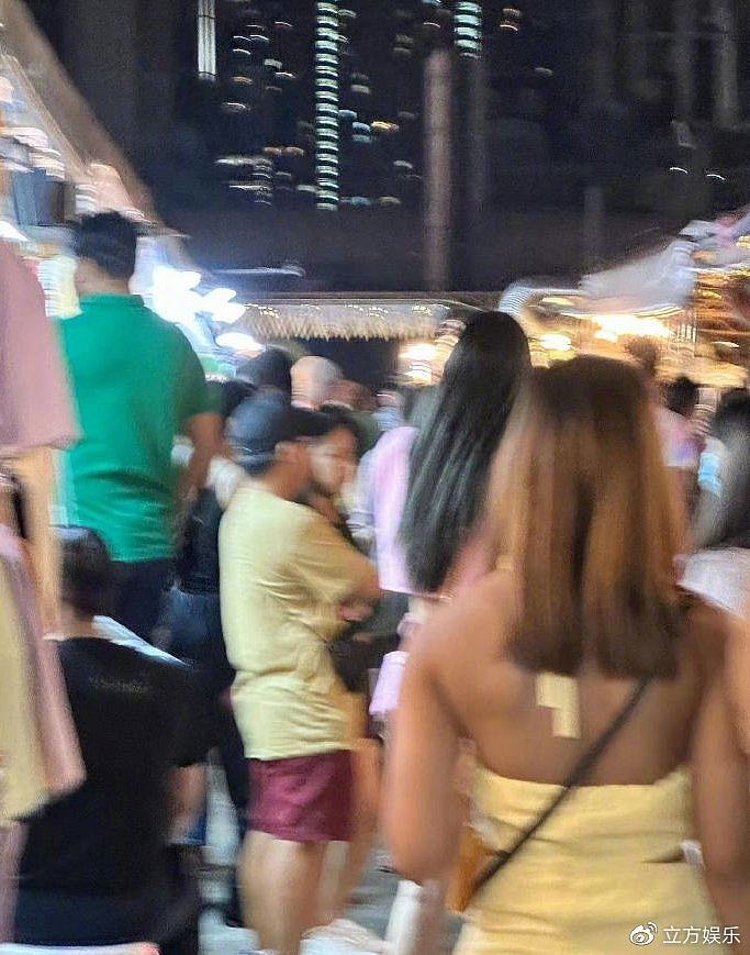 网友泰国夜市偶遇张颖颖 穿粉色套装长腿又细又白 - 4