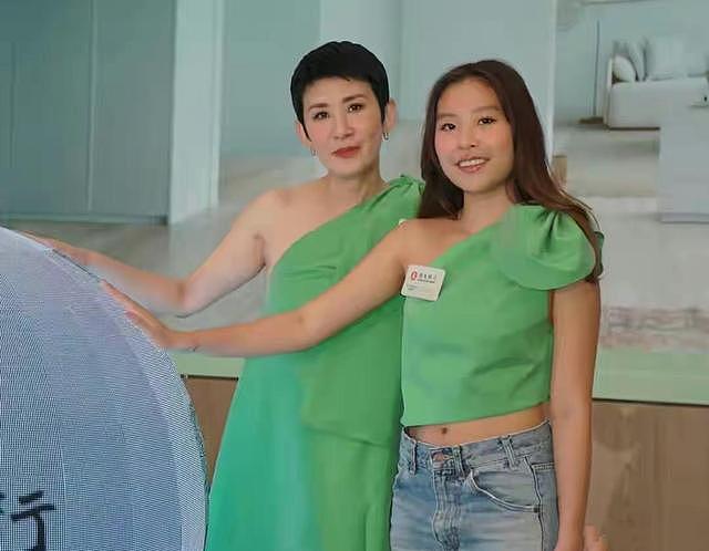 吴君如女儿正式出道，与妈妈一同拍摄广告，长相身材惨遭网友嘲讽 - 1