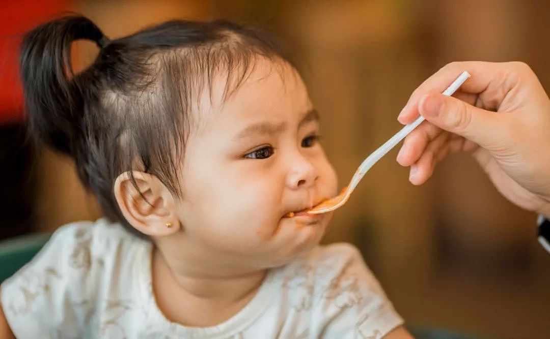 婆婆拍一家四口照片，看到姿势后，网友直呼：孩子是来凑数的 - 7