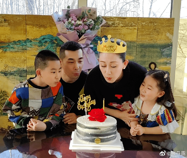 赵文卓妻子43岁生日，儿子头剪成蛋糕状酷，大女儿发长文表白妈妈 - 4