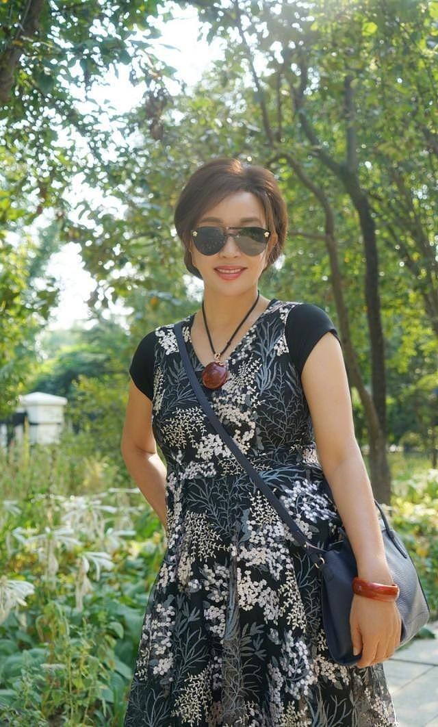 刘晓庆在草地上自拍！穿吊带衫+条纹裤像个“美少妇”，让人心动 - 8