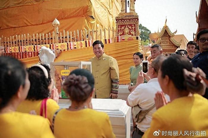 泰国流亡二王子野心很大了！穿金色泰服在清迈营业，尽显王者气场 - 1