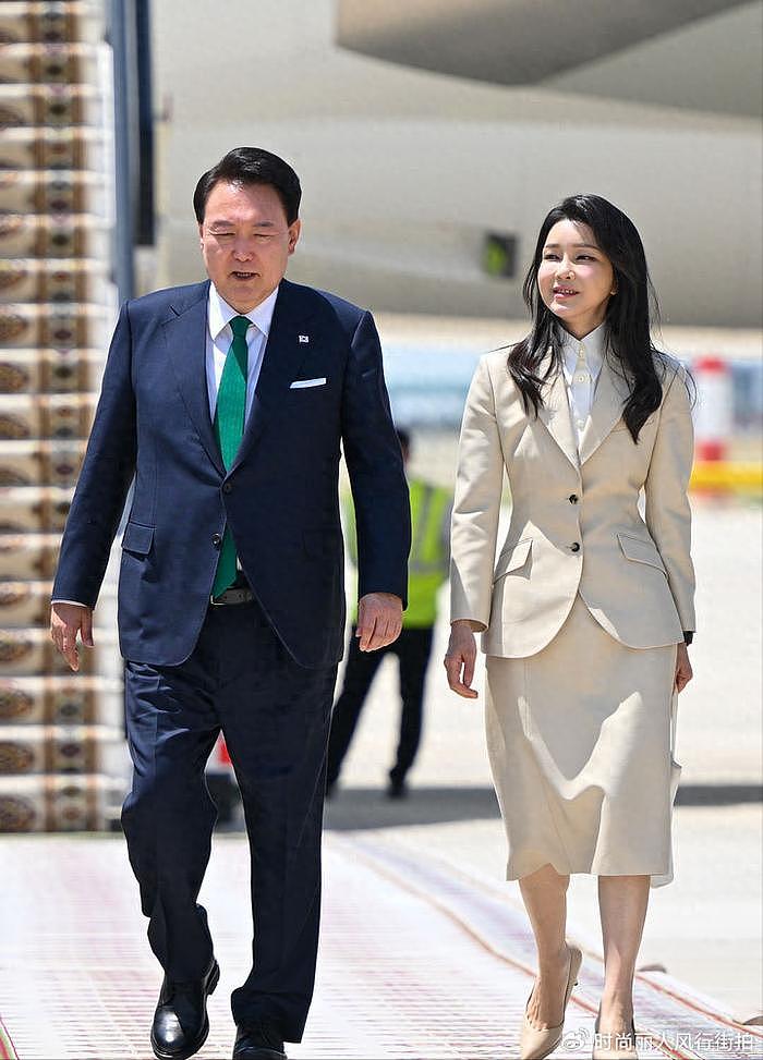韩国第一夫人抵达土库曼斯坦！尹锡悦换绿领带，金建希披肩发美翻 - 1