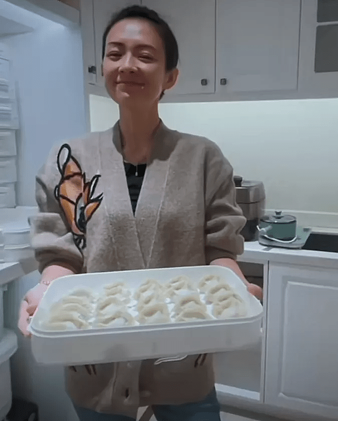 章子怡晒素颜视频引热议，穿千元毛衣包饺子，馅料被指太奢侈 - 2
