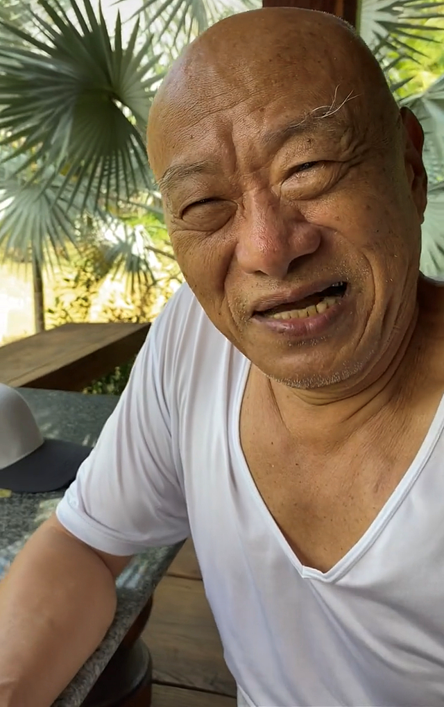77岁凌峰定居泰国曝近况，大口吃33元简餐精神佳，说山东话显亲切 - 2
