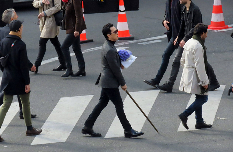58岁甄子丹新片造型绝了！墨镜配拐杖像盲人，网友：巴黎限定跛豪 - 3
