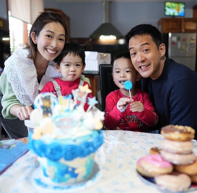 前TVB艺人陈智燊和妻儿时隔3年回娘家 三代同堂难得相聚为儿子庆生 - 1