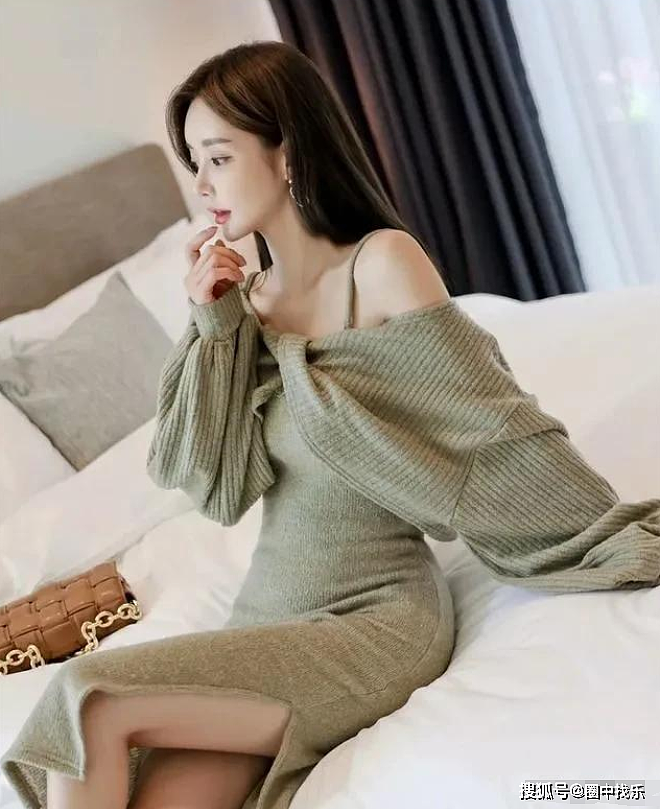 韩国服装模特，浅绿针织包臀裙，显出气质又大方！ - 5