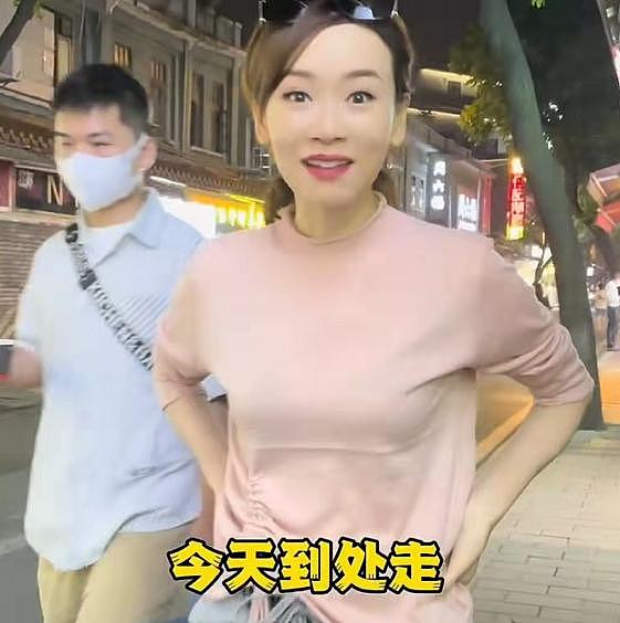 43岁港姐杨思琦现身广州，在街头吃美味小吃，不顾形象直呼满足 - 2