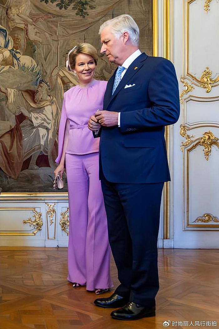 比利时王后陪同卢森堡大公夫人惊艳了！粉色斗篷套装超美，好嫩啊 - 2