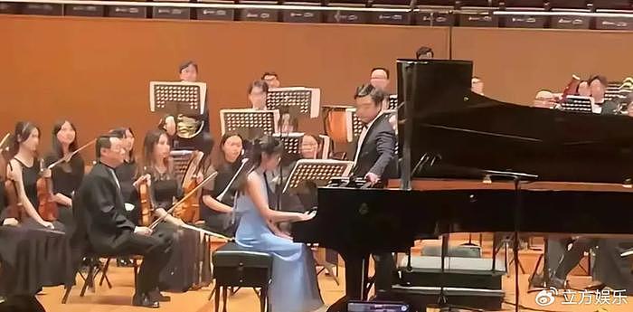 韩雪13岁女儿音乐厅演奏钢琴 穿蓝色长裙气质绝佳 - 3