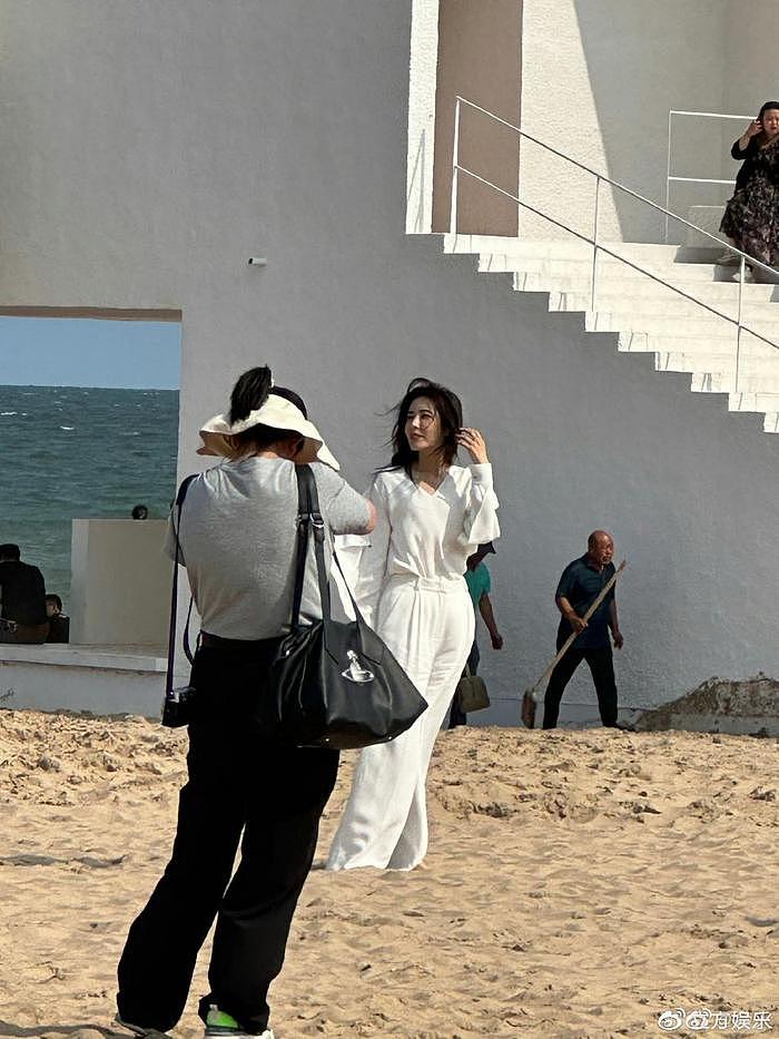 曾黎阿那亚海边拍照被偶遇 全白套装造型歪头好可爱 - 3