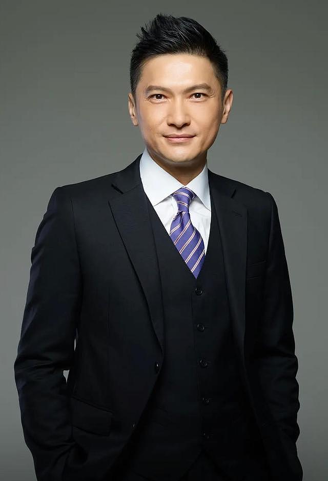 前TVB男星陈锦鸿露面，现身简陋商演人气高，曾为自闭症儿子息影 - 9