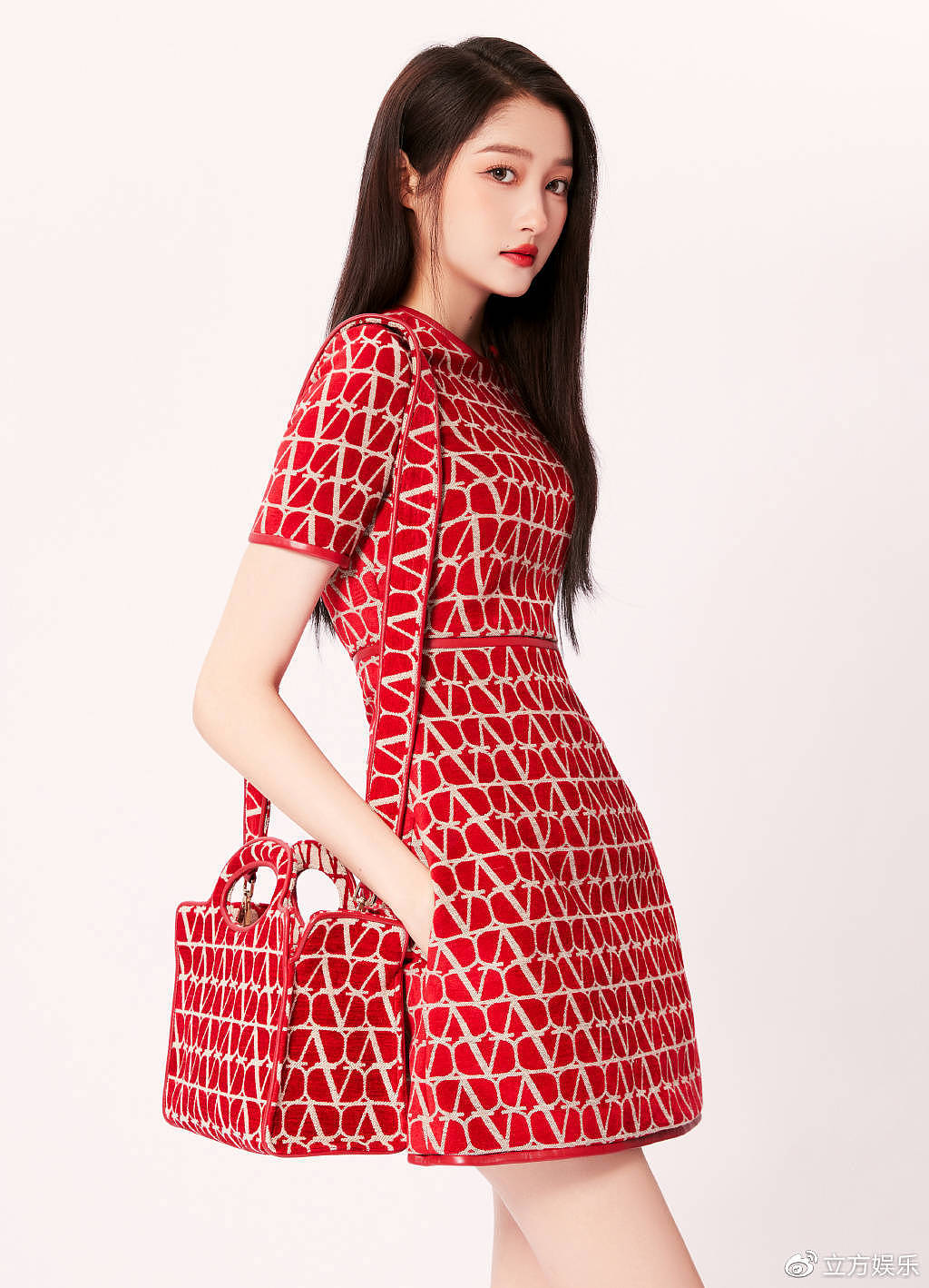 关晓彤晒和妈妈新春合影 红色印花裙造型十分喜庆 - 5