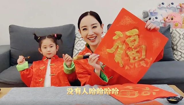 上海明星居家带娃：黎姿3位女儿包揽家务，严屹宽一家在厨房追逐 - 5