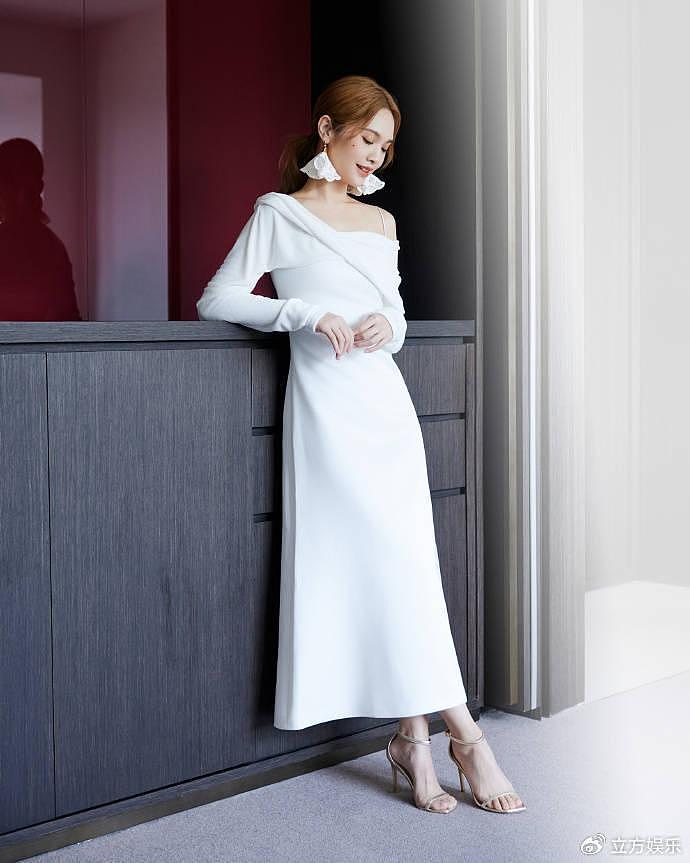 杨丞琳穿白色长裙恬静如月光 花瓣耳饰更衬优雅气质 - 8