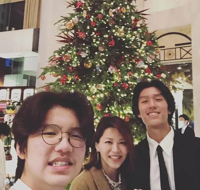 51岁林晓峰独自过圣诞节，两个儿子与前妻团聚，大儿子星味足 - 4