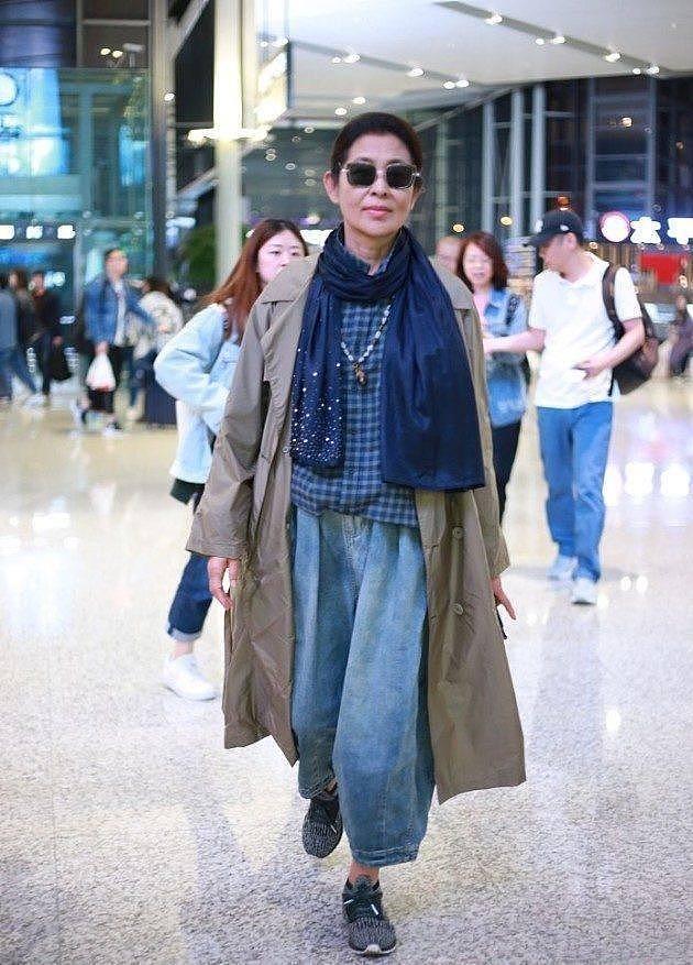 65岁倪萍走机场带火了乞丐风穿搭：风衣+飞鼠裤+围巾，洋气又减龄 - 4