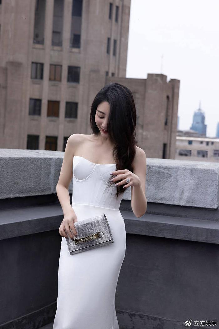 殷桃穿修身白裙展现身材曲线 天台享受沪上微风吹 - 1
