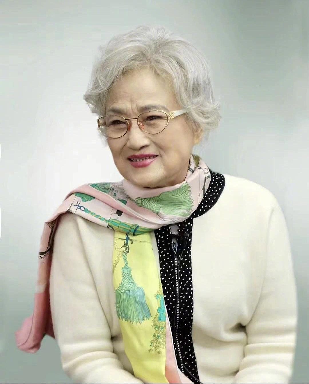 王文娟94岁风韵犹存，穿搭优雅又素净，骨子里就透出黛玉的温柔劲 - 6
