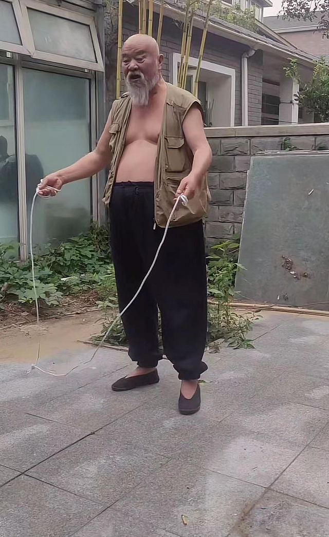 67岁老演员李琦近况曝光，在北京独栋小院养老，老态龙钟仍要跳绳 - 3
