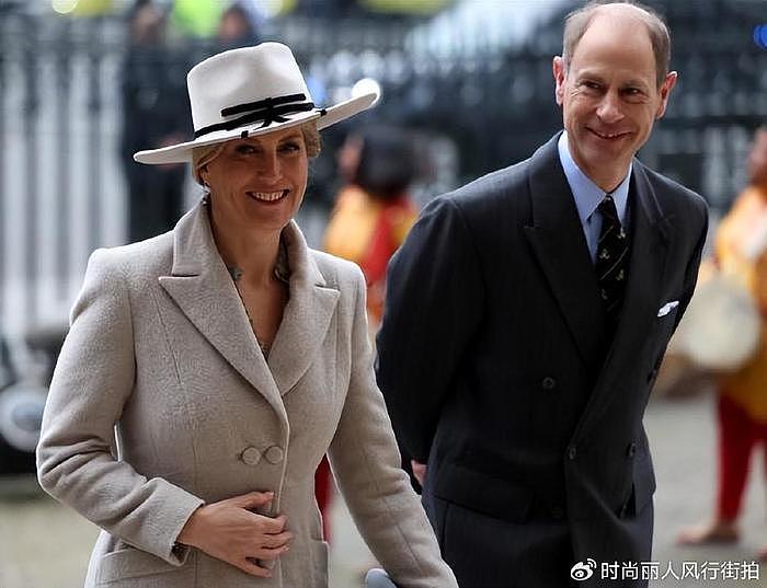 被英女王小儿媳美到了！穿2万7的米色大衣惊艳亮相，不输卡米拉 - 4