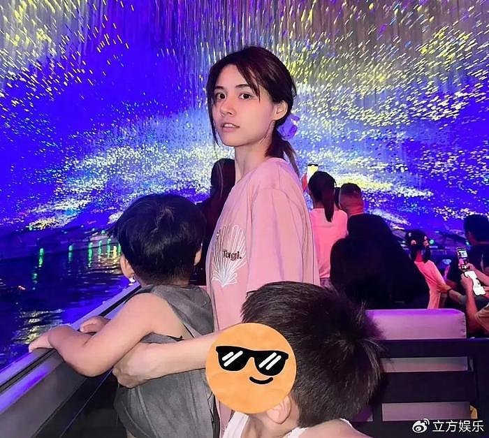 苏醒老婆带孩子出门游玩 俩儿子罕见亮相呆萌可爱 - 3