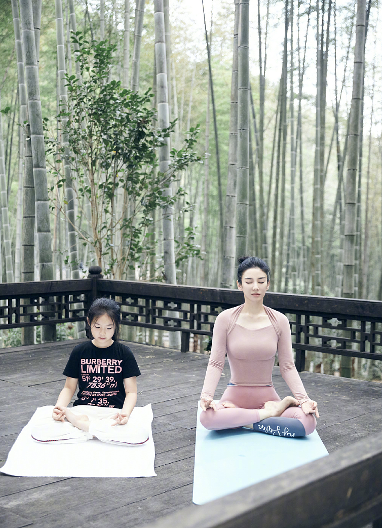 黄奕携女儿在竹林间练习瑜伽，展现超强柔韧度，称运动让人自信 - 6