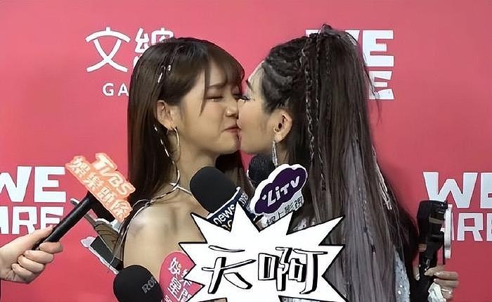 王彩桦跟大女儿在舞台上激吻了20秒，惹争议 - 3