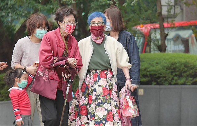 庾澄庆为妈妈庆70大寿，妻子携一双儿女露面，张小燕送上大红包 - 5