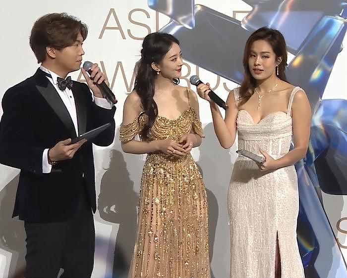 亚洲电影大奖这一夜，赵丽颖尴尬溢出屏幕，穿过季礼服被敷衍对待 - 10