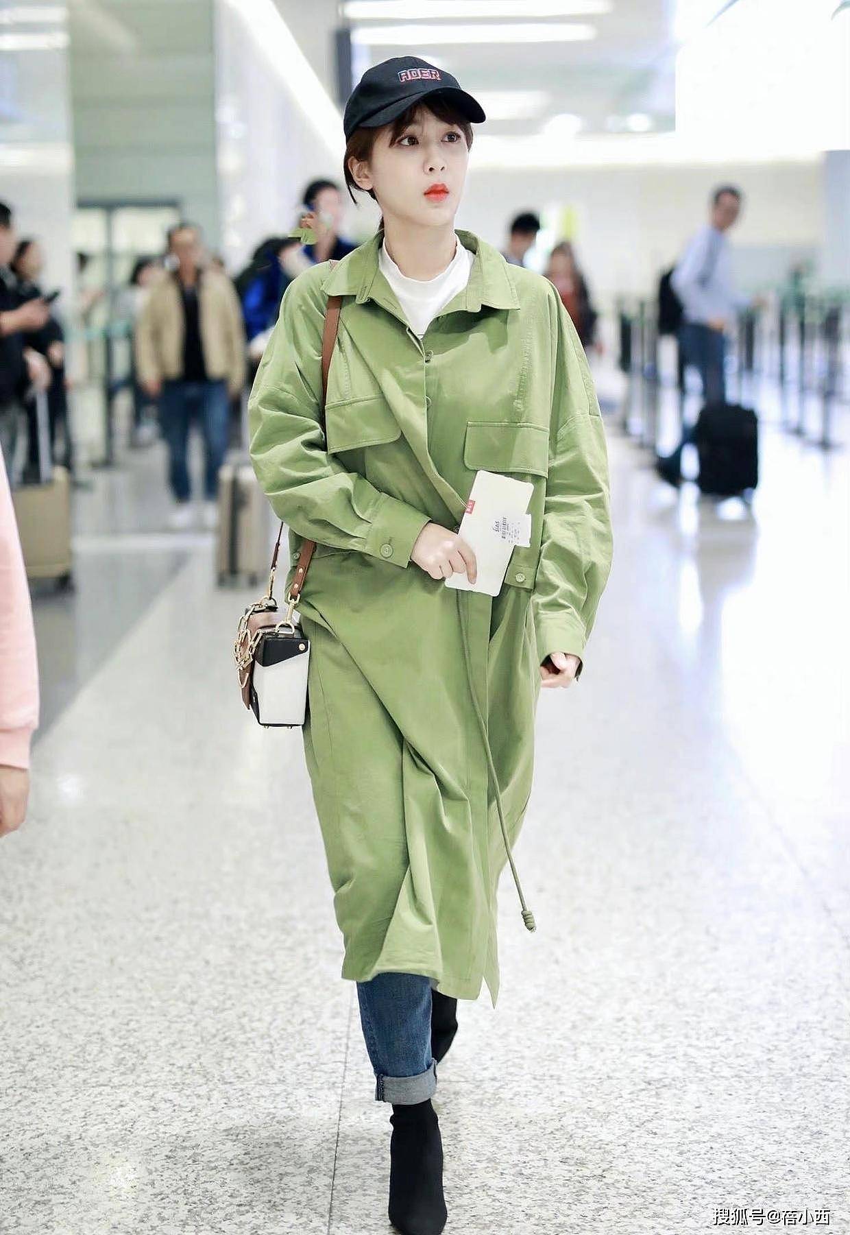 杨紫的造型师又成功了，军绿色风衣配牛仔裤，让她看上去洋气太多 - 2